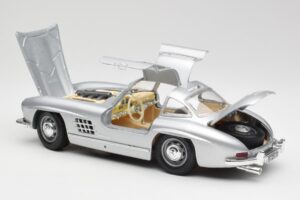 Mercedes 300 SL Silver Bburago 1:18 3013 Diecast — photo 5 of 8