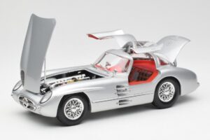 Mercedes 300 SLR Uhlenhaut Coupe Silver Maisto 1:18 536898 Diecast — photo 2 of 8