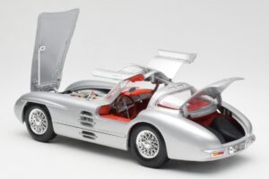Mercedes 300 SLR Uhlenhaut Coupe Silver Maisto 1:18 536898 Diecast — photo 5 of 8