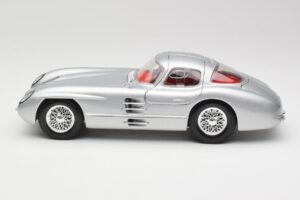 Mercedes 300 SLR Uhlenhaut Coupe Silver Maisto 1:18 36898 Diecast — photo 4 of 8
