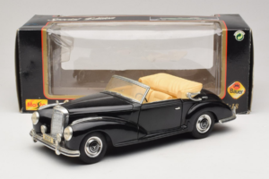 Mercedes 300S Black Maisto 1:18 52116-P1 Diecast — photo 8 of 8
