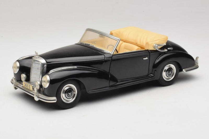 Mercedes 300S Black Maisto 1:18 52116-P1 Diecast