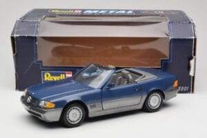 Mercedes SL 500 R129 Nautic Blue Metallic Revell 1:18 8081 Diecast — photo 8 of 8