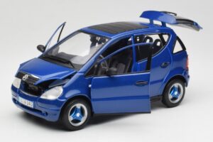 Mercedes A-Class W168 Dark Blue Maisto 1:18 B66005219 Diecast — photo 2 of 8