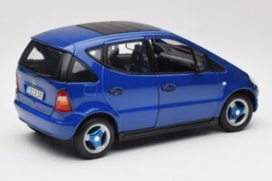 Mercedes A-Class W168 Dark Blue Maisto 1:18 B66005219 Diecast — photo 3 of 8