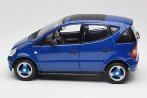 Mercedes A-Class W168 Dark Blue Maisto 1:18 B66005219 Diecast — photo 4 of 8