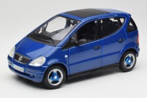 Mercedes A-Class W168 Dark Blue Maisto 1:18 B66005219 Diecast