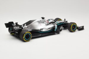 Mercedes AMG Petronas W10 #44 L. Hamilton F1 World Champion Dealer Edition 2019 Minichamps 1:18 B66960567 Diecast — photo 2 of 7
