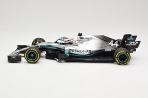Mercedes AMG Petronas W10 #44 L. Hamilton F1 World Champion Dealer Edition 2019 Minichamps 1:18 B66960567 Diecast — photo 3 of 7
