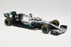 Mercedes AMG Petronas W10 #44 L. Hamilton F1 World Champion Dealer Edition 2019 Minichamps 1:18 B66960567 Diecast — photo 4 of 7