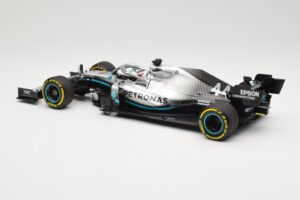 Mercedes AMG Petronas W10 #44 L. Hamilton F1 World Champion Dealer Edition 2019 Minichamps 1:18 B66960567 Diecast — photo 5 of 7
