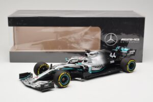 Mercedes AMG Petronas W10 #44 L. Hamilton F1 World Champion Dealer Edition 2019 Minichamps 1:18 B66960567 Diecast — photo 7 of 7