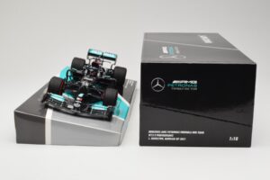 Mercedes AMG Petronas W12 E Performance #44 L. Hamilton Bahrain GP 2021 Minichamps 1:18 113210144 Diecast — photo 6 of 6