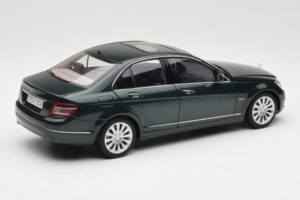 Mercedes C-Class W204 Avantgarde Dark Green AUTOart 1:18 B66962366 Diecast — photo 2 of 8