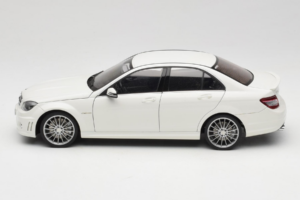 Mercedes AMG C63 W204 White AUTOart 1:18 72674-R1 Diecast — photo 4 of 8