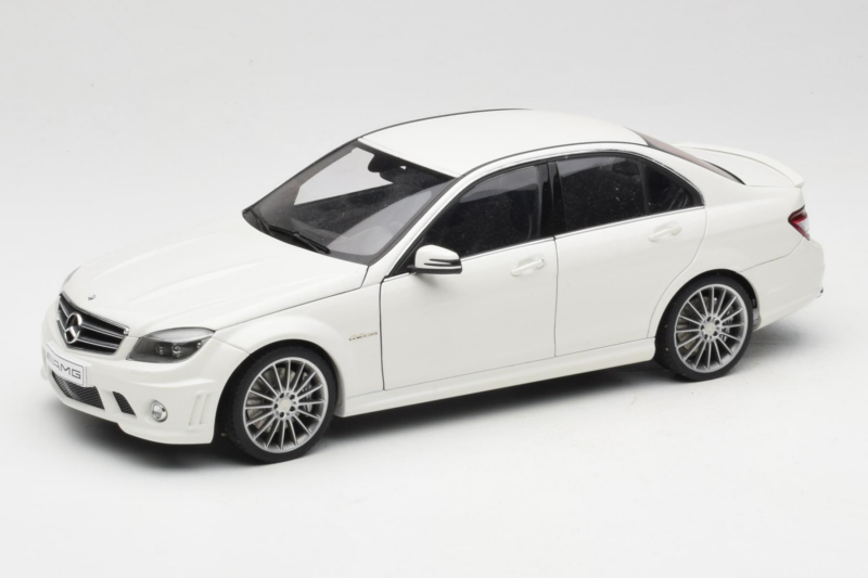 Mercedes AMG C63 W204 White AUTOart 1:18 72674-R1 Diecast