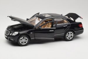 Mercedes E-Class W211 Black Maisto 1:18 31172 Diecast — photo 2 of 8