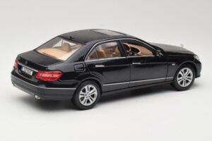 Mercedes E-Class W211 Black Maisto 1:18 31172 Diecast — photo 3 of 8