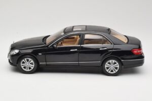 Mercedes E-Class W211 Black Maisto 1:18 31172 Diecast — photo 4 of 8