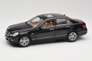 Mercedes E-Class W211 Black Maisto 1:18 31172 Diecast