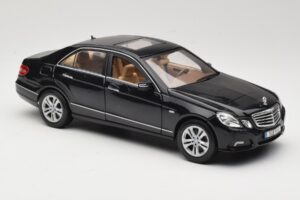 Mercedes E-Class W211 Black Maisto 1:18 31172 Diecast — photo 6 of 8