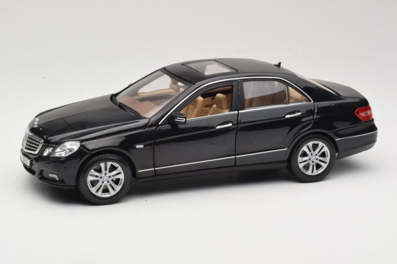 Mercedes E-Class W211 Black Maisto 1:18 31172 Diecast