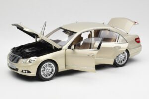Mercedes E-Class W212 Elegance Pearl Beige Metallic Minichamps 1:18 B66960215 Diecast — photo 2 of 8