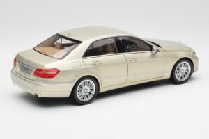 Mercedes E-Class W212 Elegance Pearl Beige Metallic Minichamps 1:18 B66960215 Diecast — photo 3 of 8