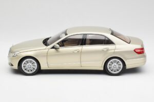 Mercedes E-Class W212 Elegance Pearl Beige Metallic Minichamps 1:18 B66960215 Diecast — photo 4 of 8