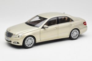Mercedes E-Class W212 Elegance Pearl Beige Metallic Minichamps 1:18 B66960215 Diecast