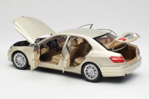 Mercedes E-Class W212 Elegance Pearl Beige Metallic Minichamps 1:18 B66960215 Diecast — photo 5 of 8