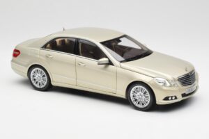 Mercedes E-Class W212 Elegance Pearl Beige Metallic Minichamps 1:18 B66960215 Diecast — photo 6 of 8
