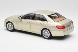 Mercedes E-Class W212 Elegance Pearl Beige Metallic Minichamps 1:18 B66960215 Diecast — photo 7 of 8