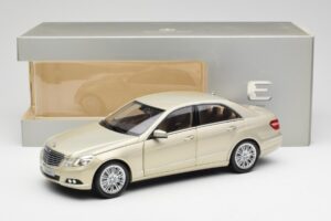 Mercedes E-Class W212 Elegance Pearl Beige Metallic Minichamps 1:18 B66960215 Diecast — photo 8 of 8