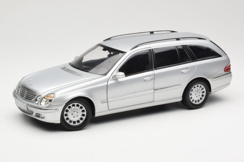 Mercedes E320 T-Modell S210 Elegance Silver Kyosho 1:18 B66962166 Diecast