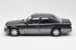 Mercedes E320 W124 Nautik Blue Metallic Dealer Edition AUTOart 1:18 B66040508 Diecast — photo 4 of 8