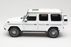 Mercedes G-Class G 500 W463A Diamond White Metallic Minichamps 1:18 113037111 Diecast — photo 4 of 8