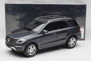 Mercedes M-Class W164 Grey Metallic Minichamps 1:18 100030100 Diecast — photo 8 of 8