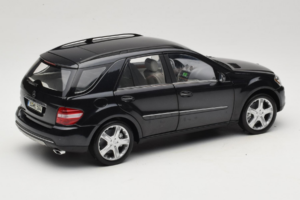 Mercedes ML W164 Obsidian Black Dealer Edition Minichamps 1:18 B66962321 Diecast — photo 3 of 8