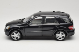 Mercedes ML W164 Obsidian Black Dealer Edition Minichamps 1:18 B66962321 Diecast — photo 4 of 8