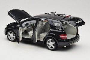 Mercedes ML W164 Obsidian Black Dealer Edition Minichamps 1:18 B66962321 Diecast — photo 5 of 8