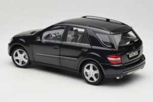 Mercedes ML W164 Obsidian Black Dealer Edition Minichamps 1:18 B66962321 Diecast — photo 7 of 8