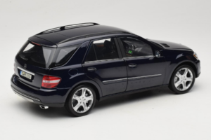 Mercedes ML W164 Tanzanite Blue Dealer Edition Minichamps 1:18 B66962322 Diecast — photo 3 of 8