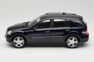 Mercedes ML W164 Tanzanite Blue Dealer Edition Minichamps 1:18 B66962322 Diecast — photo 4 of 8