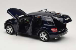 Mercedes ML W164 Tanzanite Blue Dealer Edition Minichamps 1:18 B66962322 Diecast — photo 5 of 8