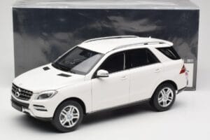 Mercedes ML W166 White Minichamps 1:18 100030101 Diecast — photo 8 of 8