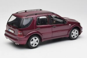 Mercedes ML55 AMG W163 Purple Maisto 1:18 31876 Diecast — photo 3 of 8