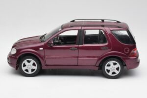 Mercedes ML55 AMG W163 Purple Maisto 1:18 31876 Diecast — photo 4 of 8