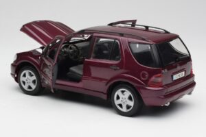 Mercedes ML55 AMG W163 Purple Maisto 1:18 31876 Diecast — photo 5 of 8