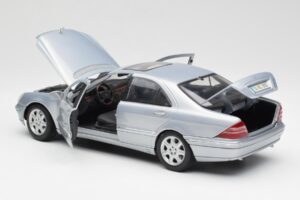 Mercedes S-Class W220 Light Blue Maisto 1:18 56050 Diecast — photo 5 of 8